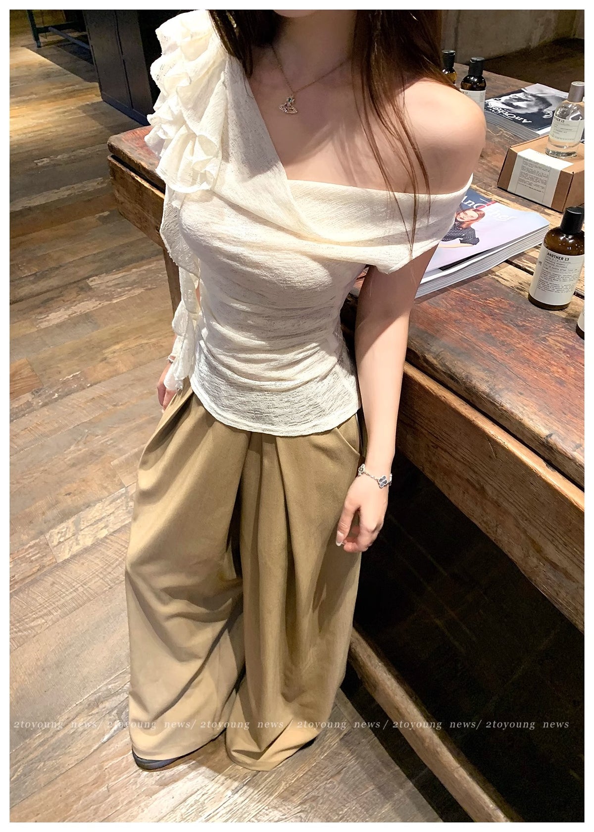 💕天絲螺紋盪領飄帶花朵斜肩褶皺上衣