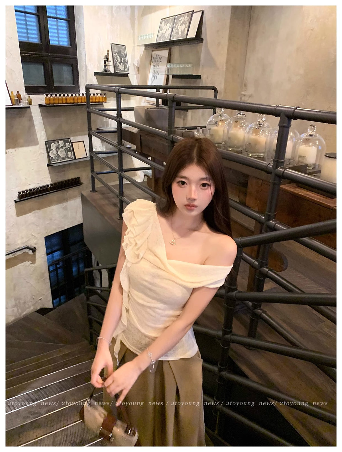 💕天絲螺紋盪領飄帶花朵斜肩褶皺上衣