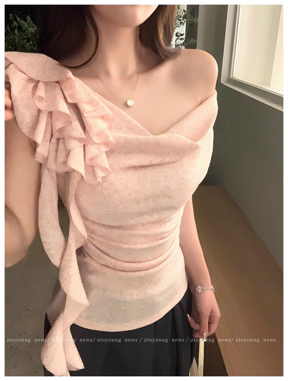 💕天絲螺紋盪領飄帶花朵斜肩褶皺上衣