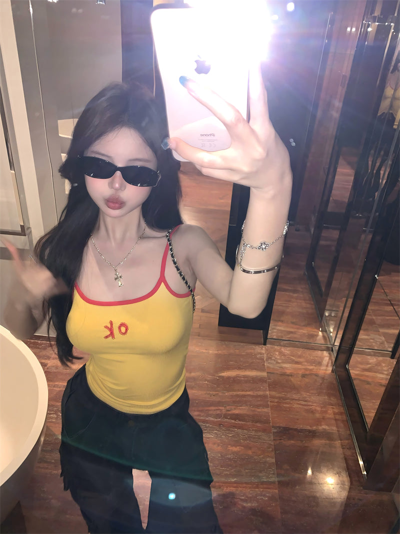 💕淘氣多巴胺撞色OK刺繡字母繡花吊帶上衣