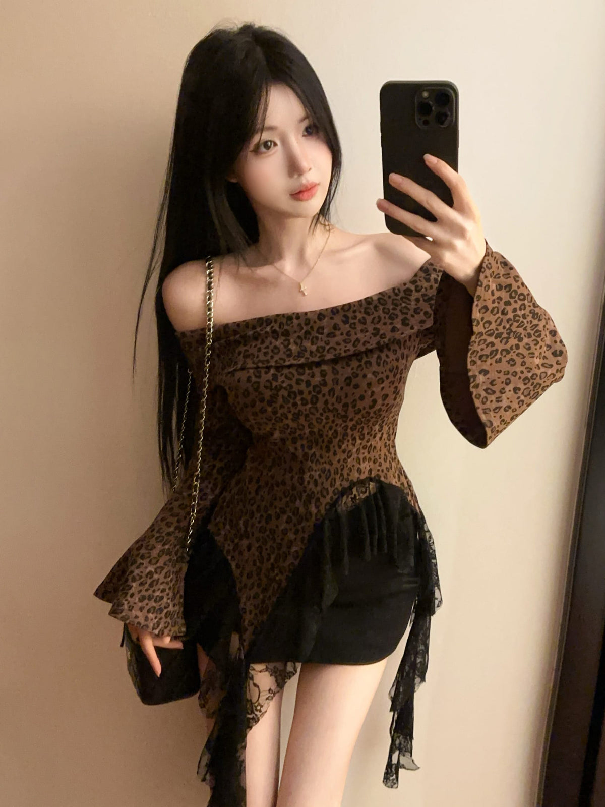 💕蕾絲拼接豹紋打底一字肩上衣