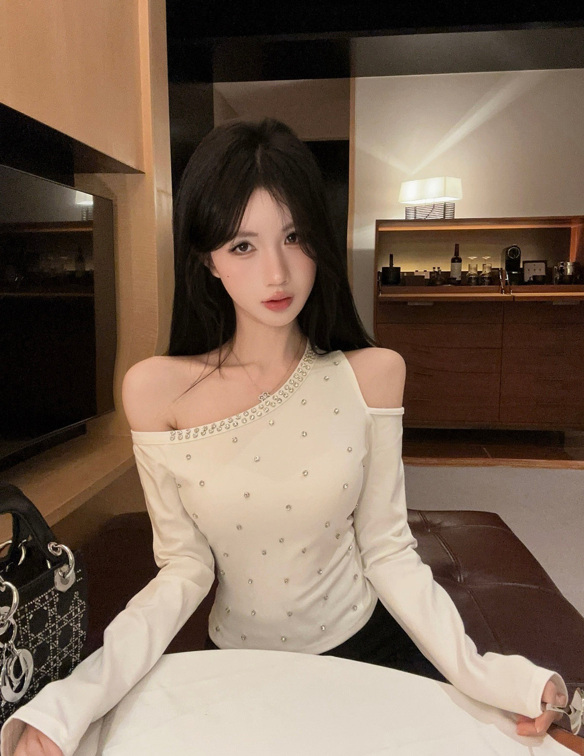 💕氣質性感白色斜肩重工鑲鑽顯瘦長袖上衣
