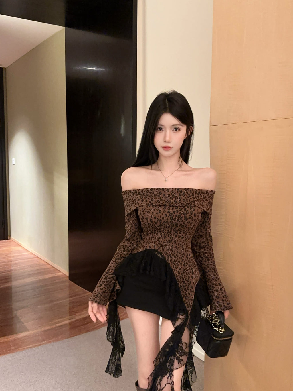 💕蕾絲拼接豹紋打底一字肩上衣