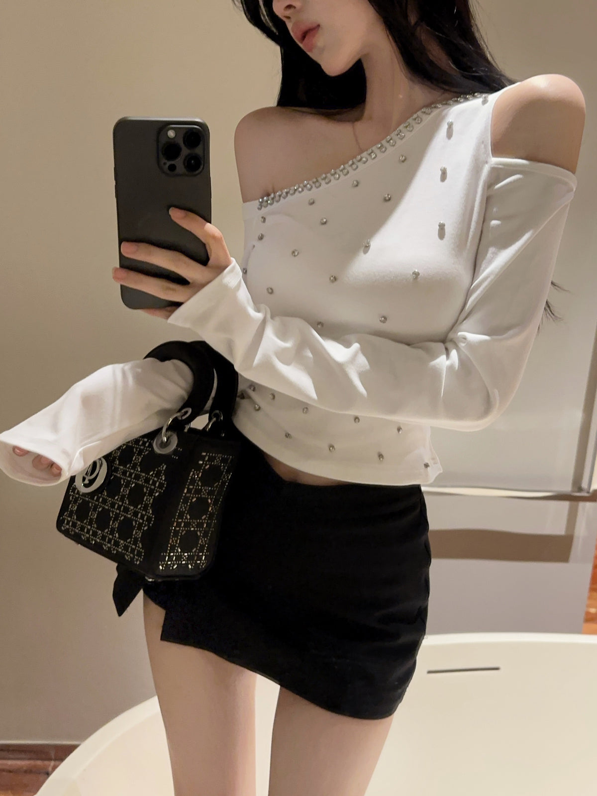 💕氣質性感白色斜肩重工鑲鑽顯瘦長袖上衣
