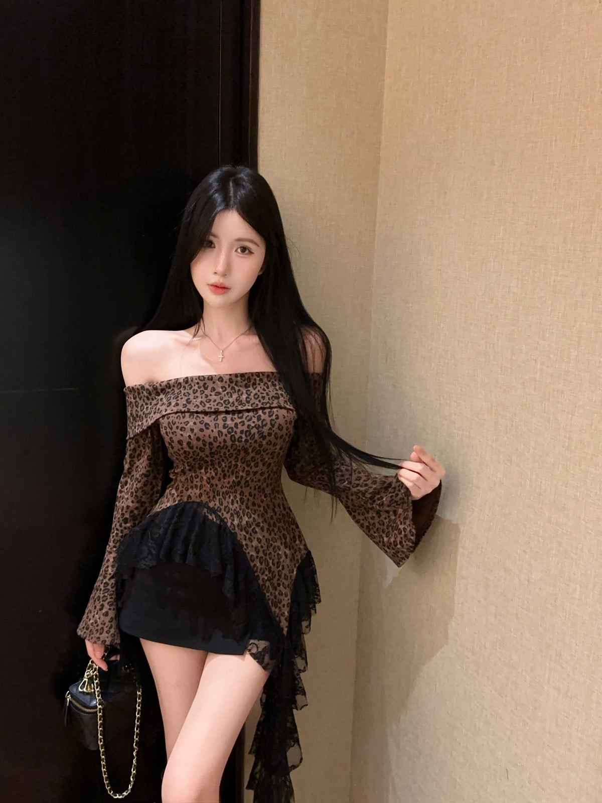 💕蕾絲拼接豹紋打底一字肩上衣