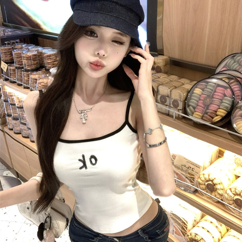 💕淘氣多巴胺撞色OK刺繡字母繡花吊帶上衣