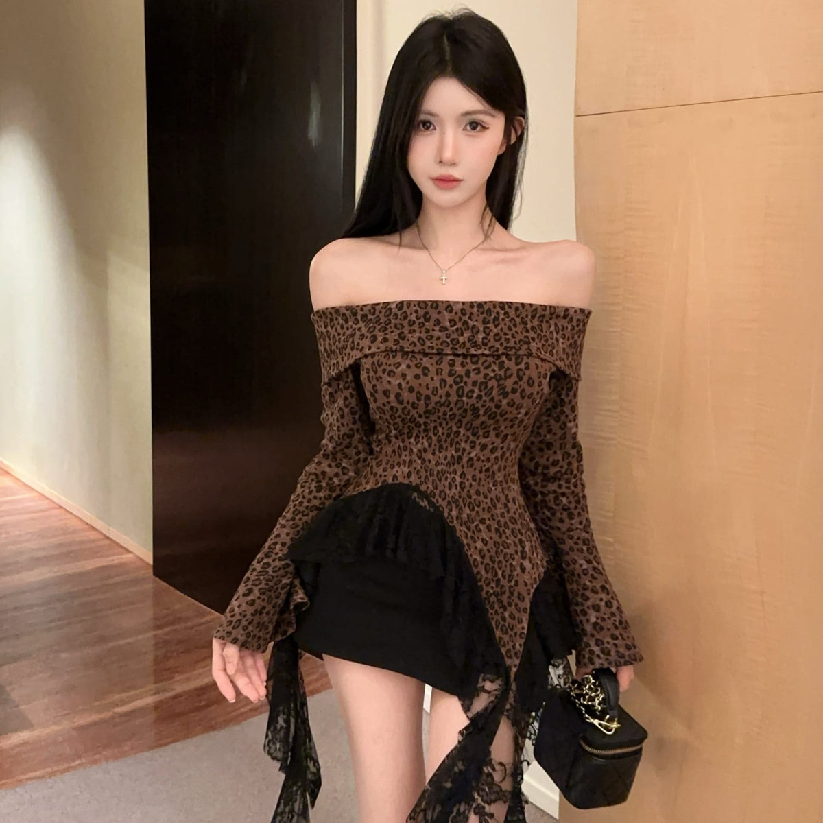 💕蕾絲拼接豹紋打底一字肩上衣