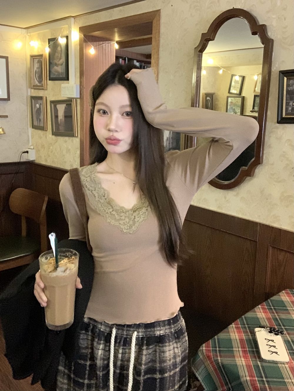 💕溫柔蕾絲花邊拼接V領木耳邊上衣