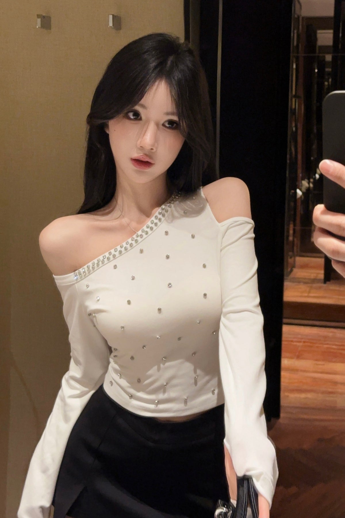 💕氣質性感白色斜肩重工鑲鑽顯瘦長袖上衣