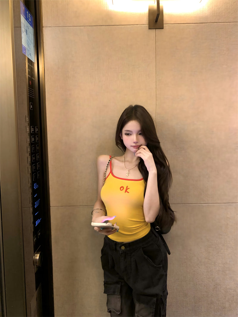 💕淘氣多巴胺撞色OK刺繡字母繡花吊帶上衣