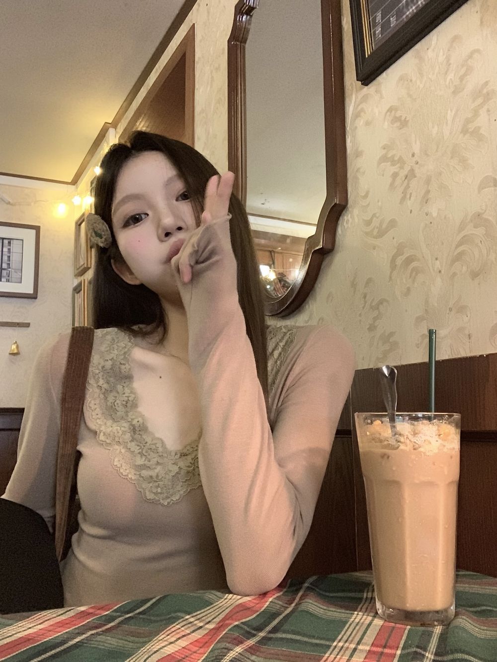 💕溫柔蕾絲花邊拼接V領木耳邊上衣