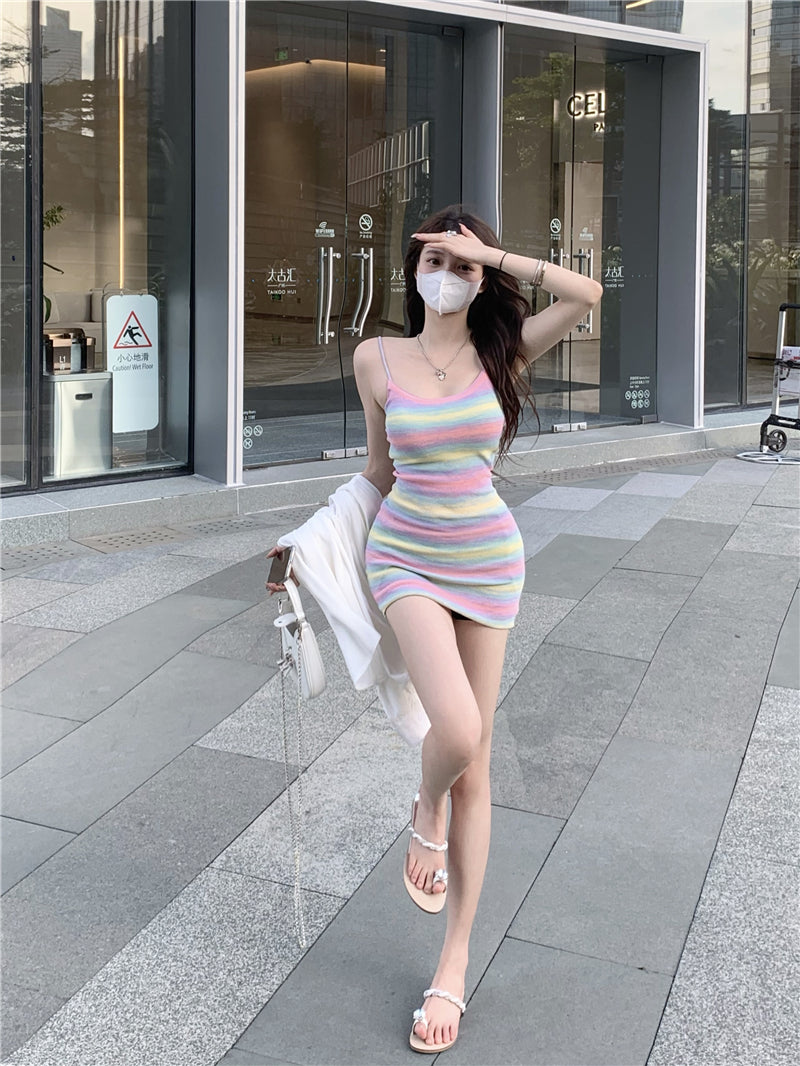💕甜辣彩虹條紋露背收腰吊帶連衣裙